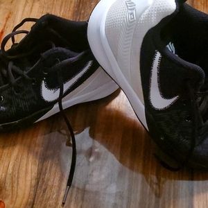 Pre Loved Boys Kyrie black&white tennis shoes